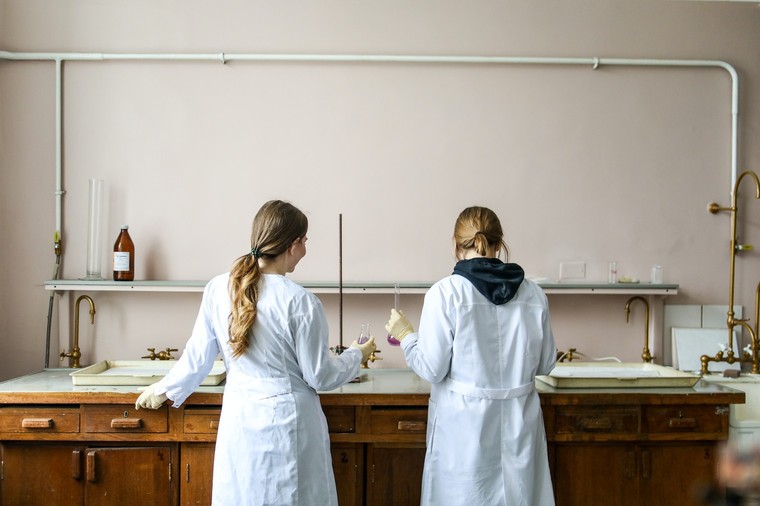 Medizinstudenten, die ein Praktikum in einem Labor absolvieren