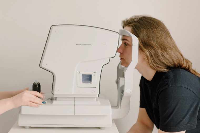 Empfang von Patienten in einer Augenarztpraxis