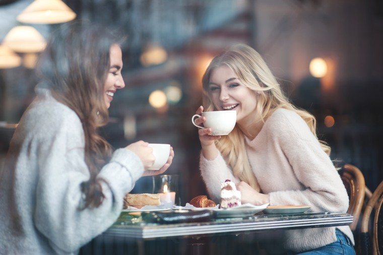 Lachende Mädchen in einem Café