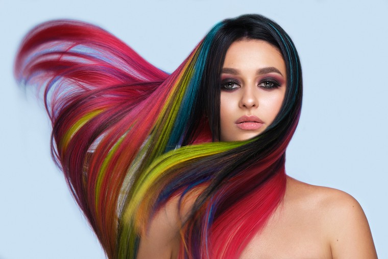 Färben Sie Ihr Haar in mehr als einer Farbe. 