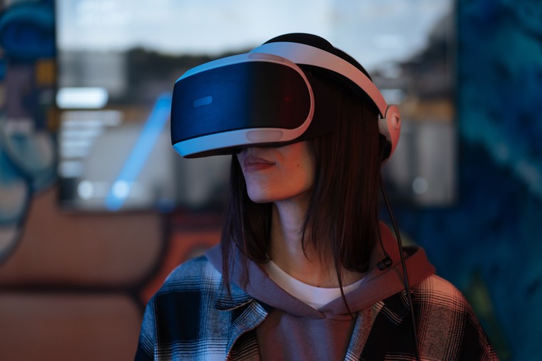 A girl in a virtual reality club